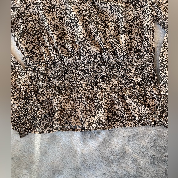 Jopna Top with Elastic Waist and Peplum Cross Front in Black and Tan Floral. - Picture 4 of 11